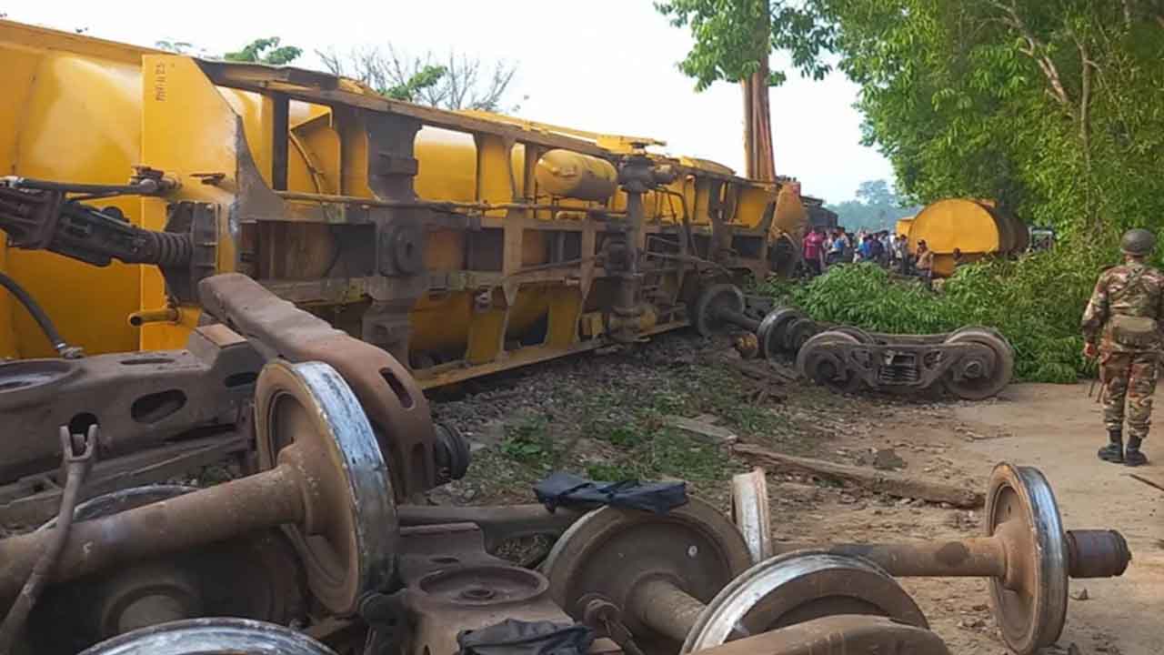 ১৬ ঘণ্টা ধরে সিলেটের সঙ্গে রেলযোগাযোগ বিচ্ছিন্ন