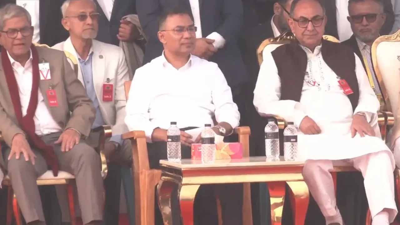 মঞ্চের বিশেষ চেয়ার সরিয়ে সাধারণ চেয়ারে বসেন তারেক রহমান