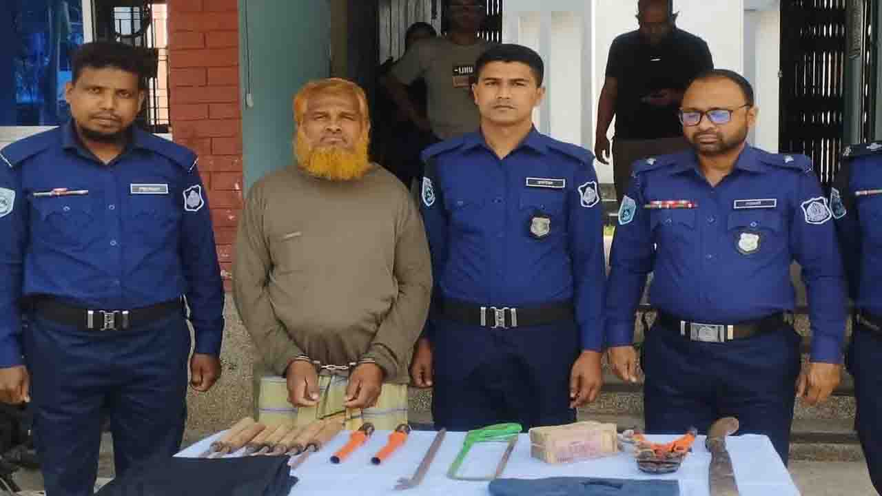 বোচাগঞ্জে ৪ লাখ টাকা ও অস্ত্রসহ দুর্ধর্ষ চোর আটক