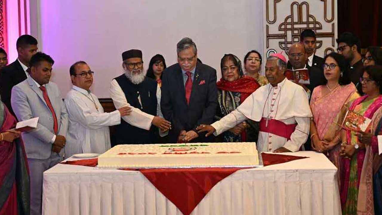 বড়দিনে বঙ্গভবনে শুভেচ্ছা বিনিময় করলেন রাষ্ট্রপতি