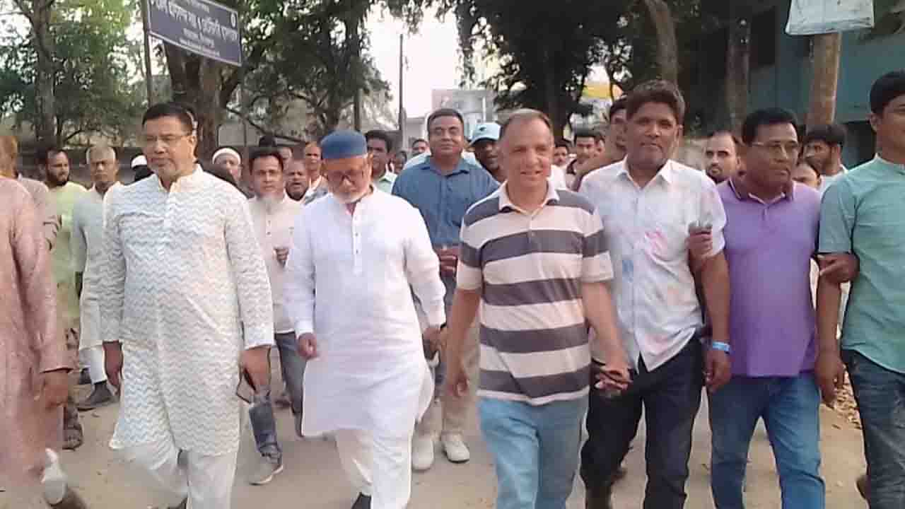 কাহারোলে প্রধানমন্ত্রীর আগমনে বিএনপির আনন্দ মিছিল