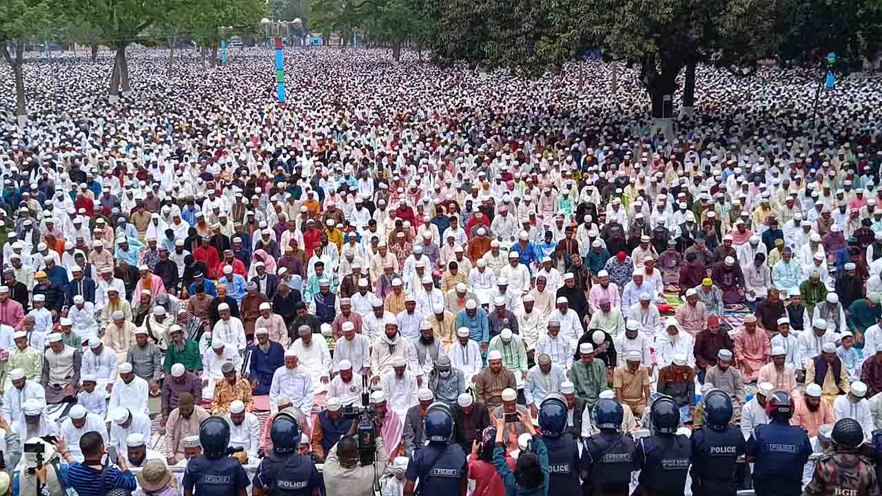 ঐতিহাসিক শোলাকিয়া ঈদগাহ ময়দানে ঈদের জামাত অনুষ্ঠিত
