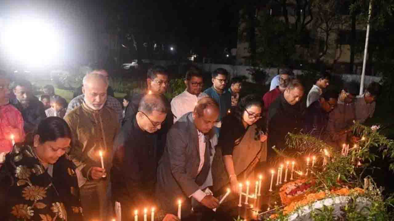 ঢাকা বিশ্ববিদ্যালয়ে যথাযোগ্য মর্যাদায় ‘গণহত্যা দিবস’ পালিত