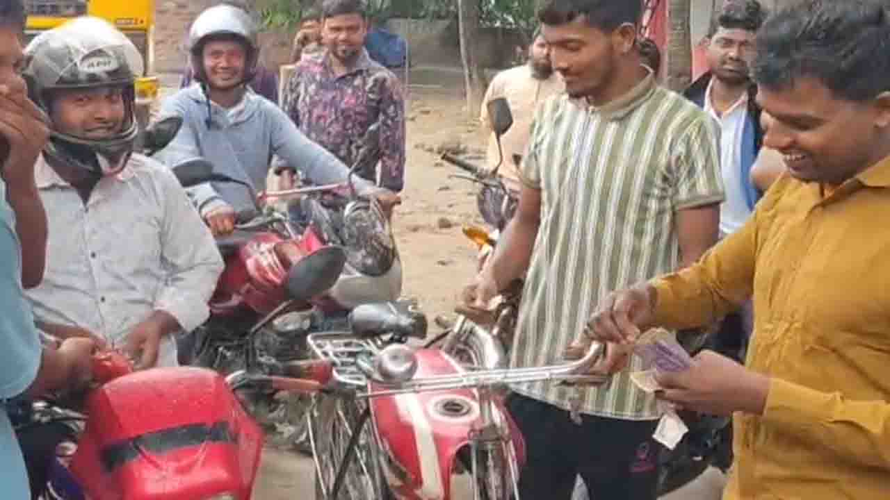 বাইসাইকেলে বাইকের ট্যাংক নিয়ে তেল সংগ্রহ