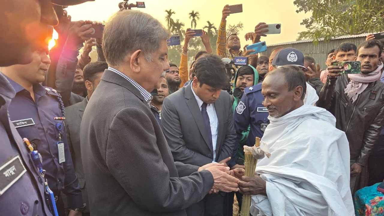 দীপু চন্দ্র দাসের পরিবারের সাথে দেখা করলেন শিক্ষা উপদেষ্টা