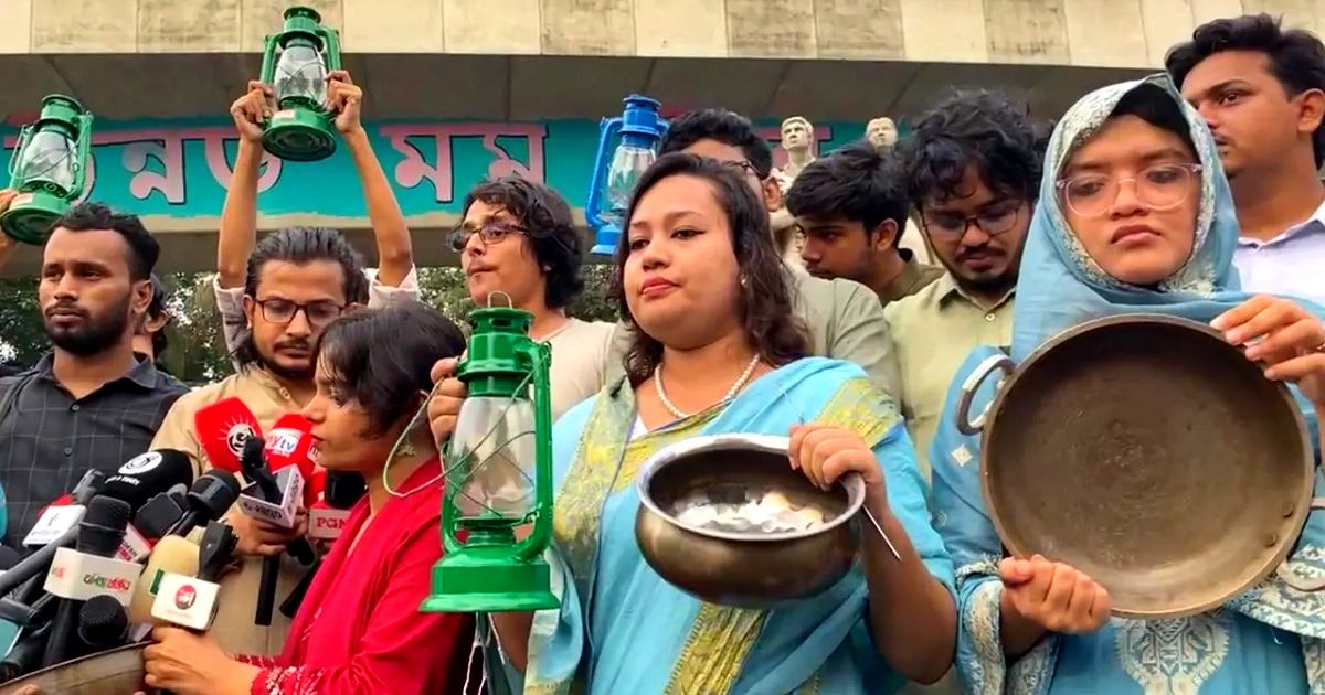 ঢাকা বিশ্ববিদ্যালয়ে হারিকেন ও হাঁড়ি-পাতিল নিয়ে শিক্ষার্থীদের বিক্ষোভ