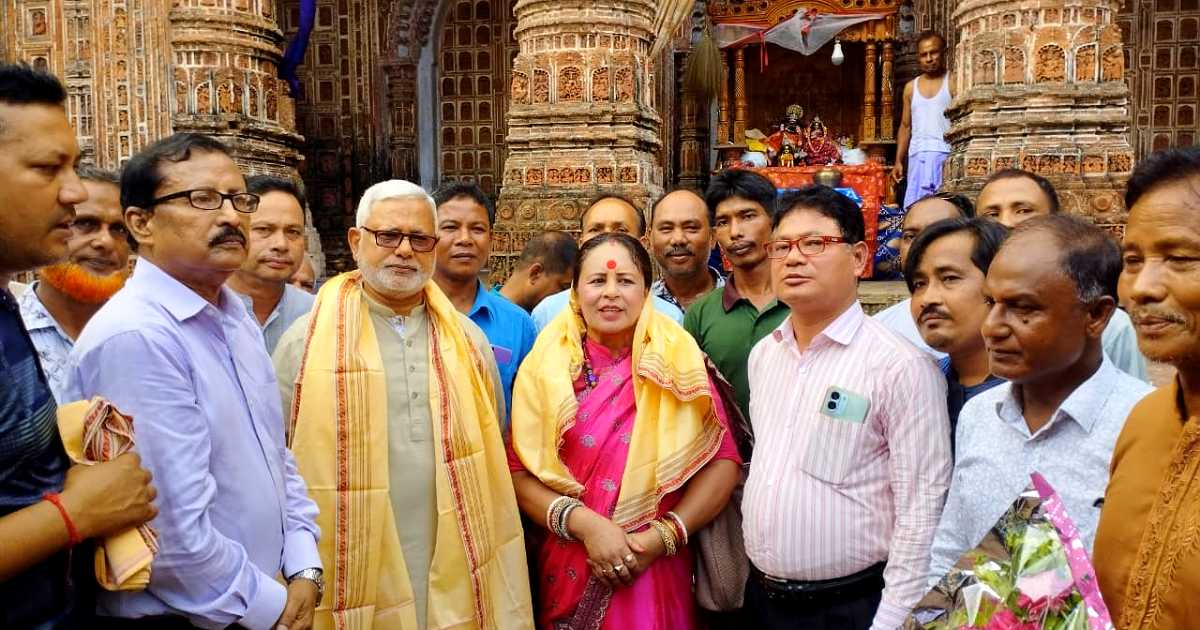এমপি মনজুরুল ইসলামের সাথে কান্তজিউ মন্দির পরিদর্শনে অপর্ণা রায় দাস