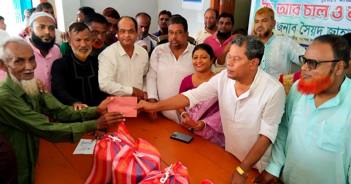 দিনাজপুরে ৮০০ দুস্থ পরিবারের মাঝে ত্রাণ ও নগদ অর্থ বিতরণ