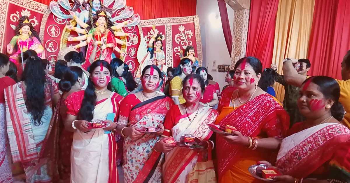 সিঁদুর খেলায় মেতে উঠলেন দিনাজপুরের নারীরা প্রতিমা বিসর্জনে শেষ উৎসব