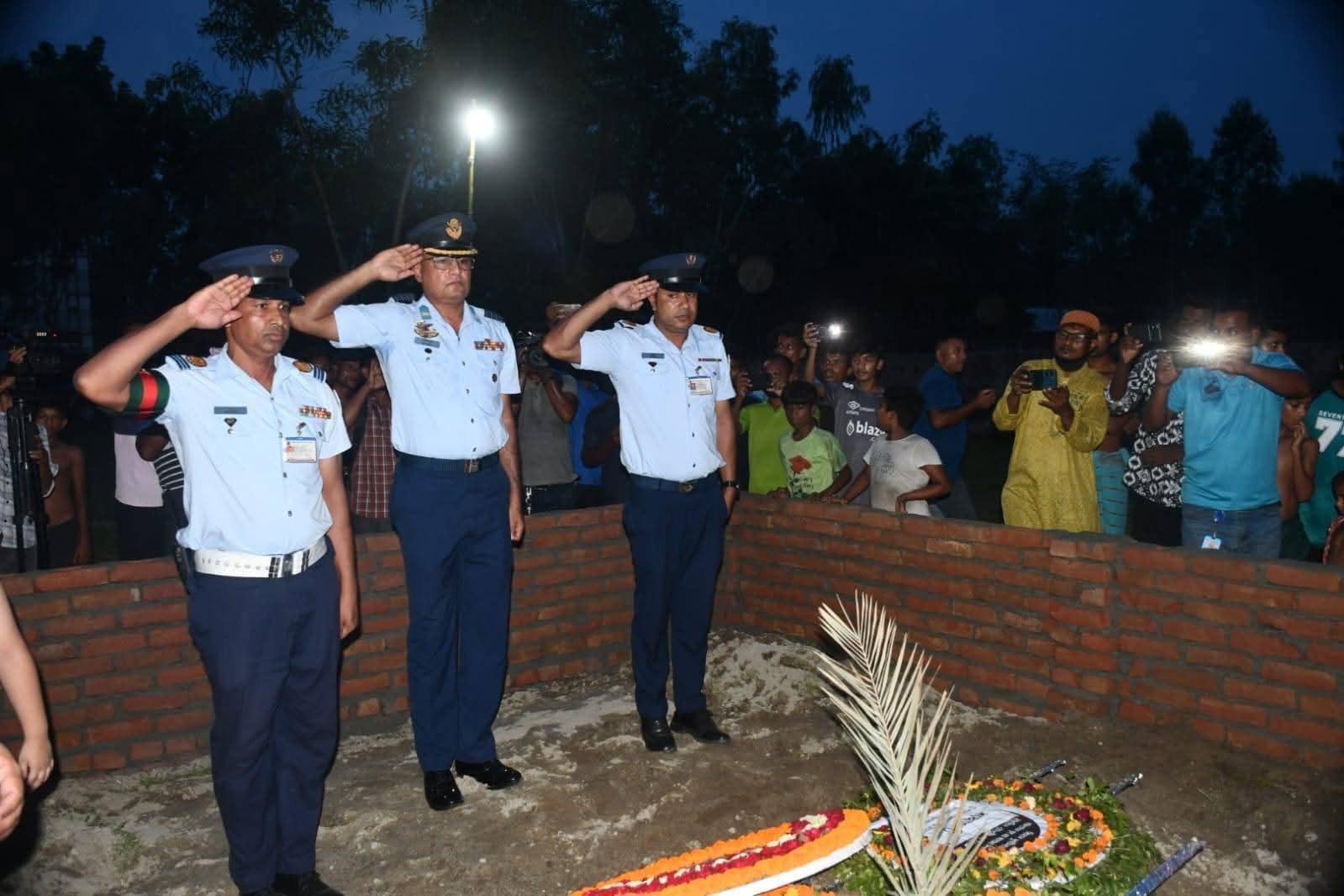 মাইলস্টোন স্কুল অ্যান্ড কলেজ শিক্ষিকার সমাধিতে বিমান বাহিনীর শ্রদ্ধা