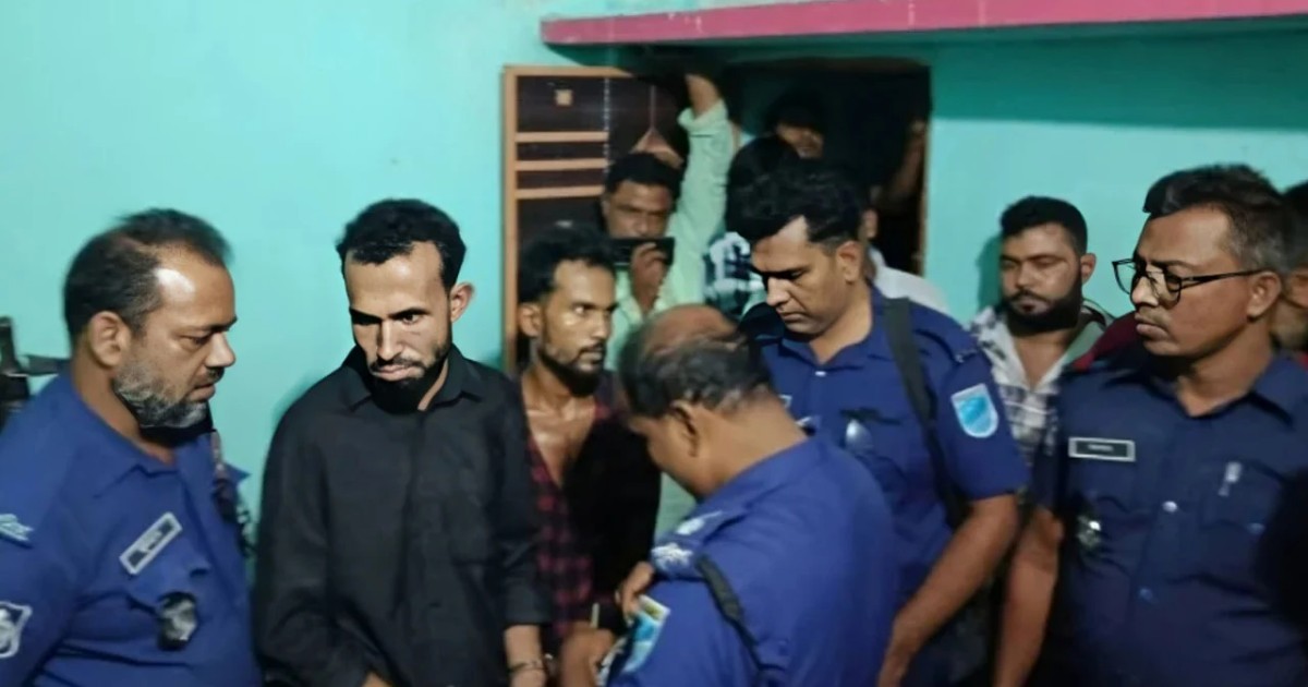 পুলিশ কনস্টেবলসহ তিনজন আটক ১২০ পিস ইয়াবা উদ্ধার