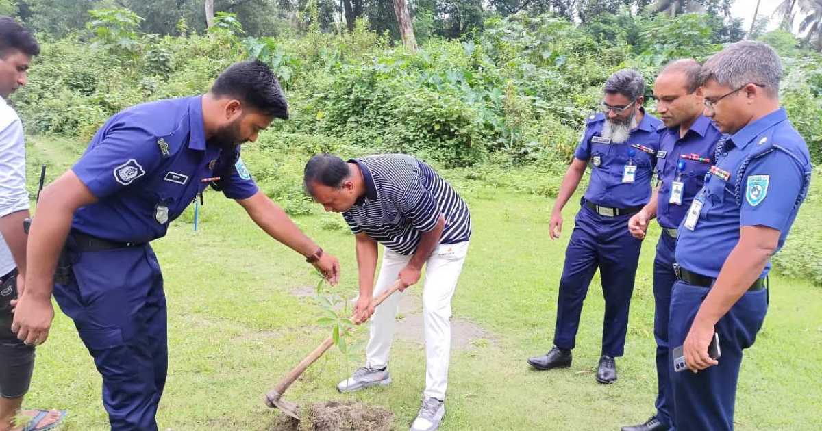 পরিবেশ রক্ষায় বৃক্ষরোপণ করলেন দিনাজপুর পুলিশ সুপার