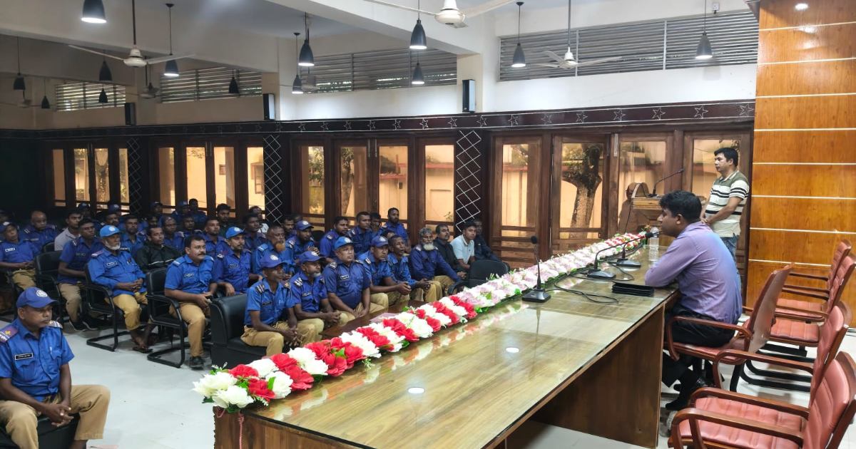 নবাবগঞ্জে দুর্গাপূজার প্রস্তুতি গ্রাম পুলিশদের সতর্ক থাকার কড়া নির্দেশ