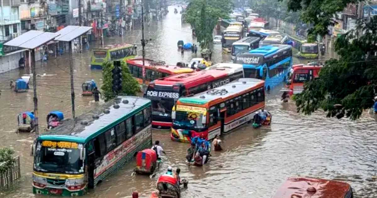 রাতভর বৃষ্টিতে ডুবল ঢাকা, ঝোড়ো হাওয়ার পূর্বাভাস