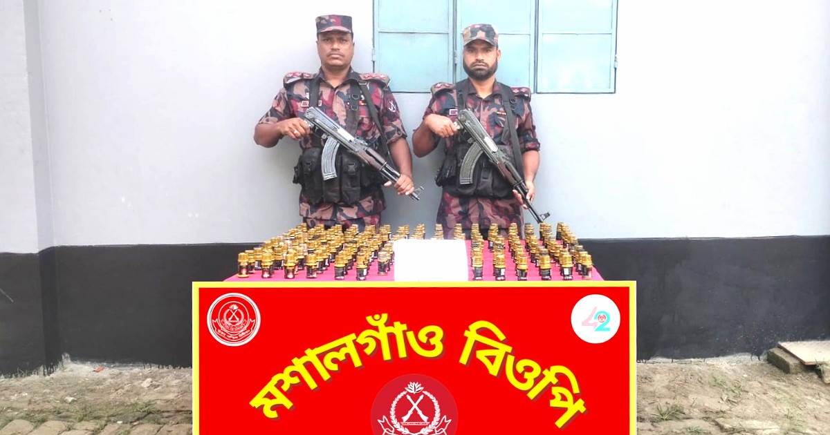 হরিপুর সীমান্তে বিজিবির রাতব্যাপী অভিযান: ৪১২ বোতল নিষিদ্ধ সিরাপ উদ্ধার
