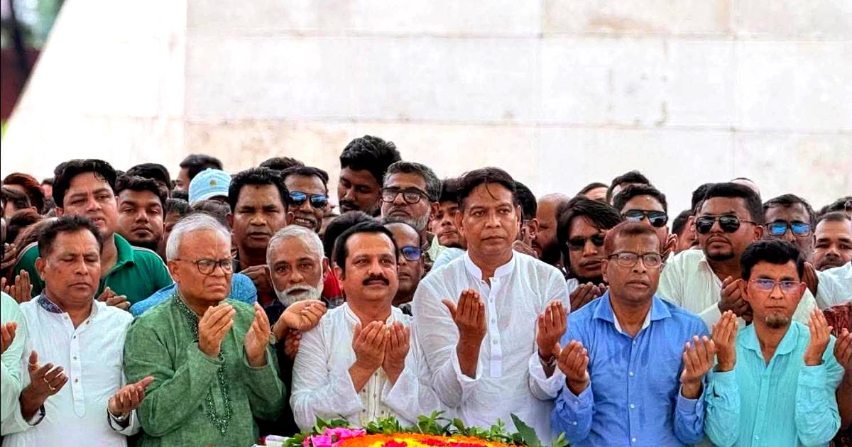 শহীদ জিয়া ও বেগম খালেদা জিয়ার মাজারে নবনিযুক্ত কর্মকর্তাদের শ্রদ্ধা