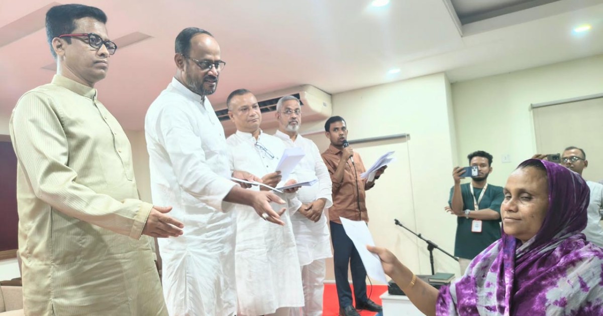 নগরী পরিচ্ছন্ন রাখার কারিগরদের পূজার বোনাস দিলেন প্রতিমন্ত্রী টুকু