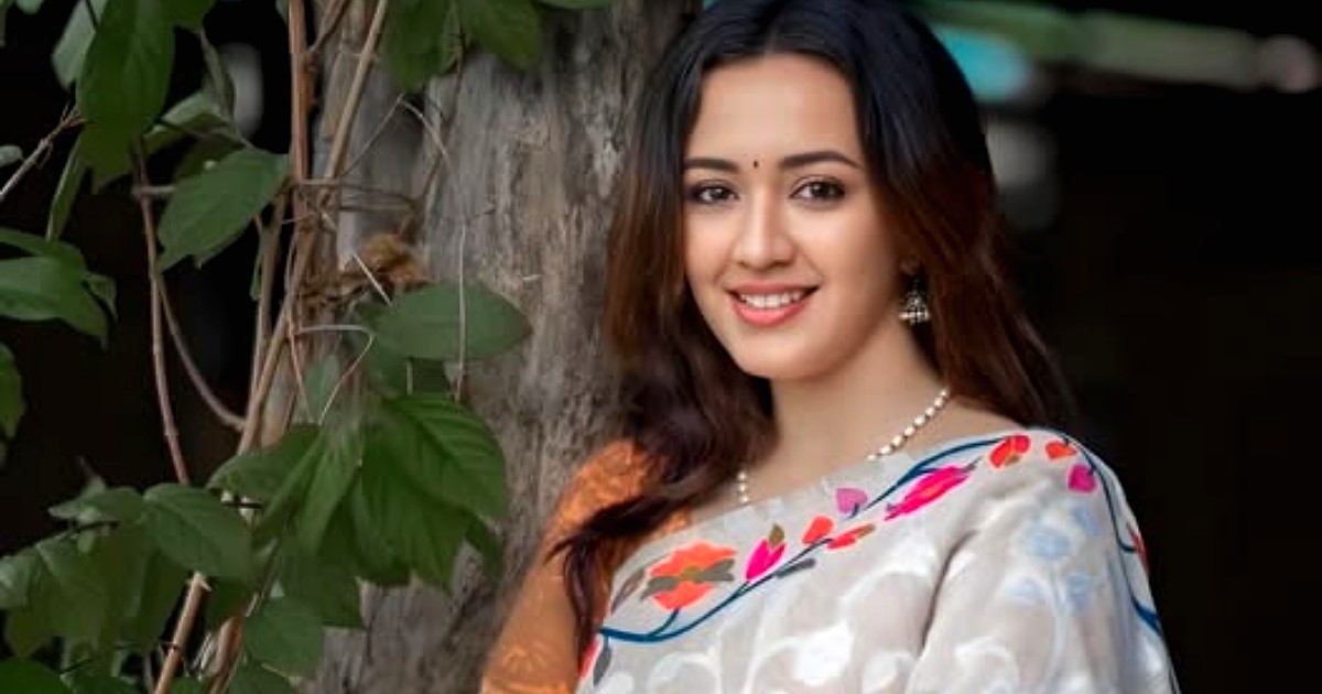রঙে ভরা শাড়ি মনে খুশি  আয়েশা খানের নতুন সাজ