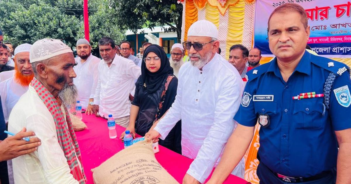 চিরিরবন্দরে দুর্যোগে ক্ষতিগ্রস্তদের মাঝে সরকারি চাল বিতরণ