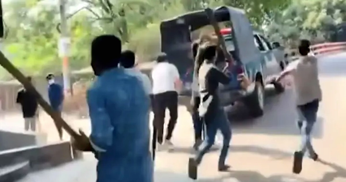 গোপালগঞ্জে পুলিশের গাড়িতে হামলার ঘটনায় মামলা দায়ের, গ্রেপ্তার ৭