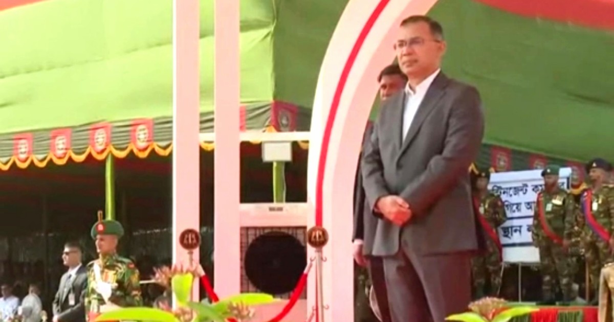 সাভারে সেনাবাহিনীর ৭টি ইউনিটকে জাতীয় পতাকা প্রদান করলেন প্রধানমন্ত্রী