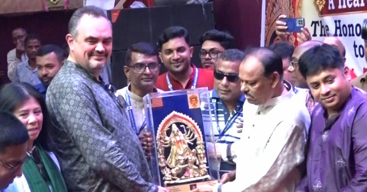 বাংলাদেশে এটা আমার প্রথম দুর্গাপূজা দেখে মুগ্ধ: মার্কিন রাষ্ট্রদূত