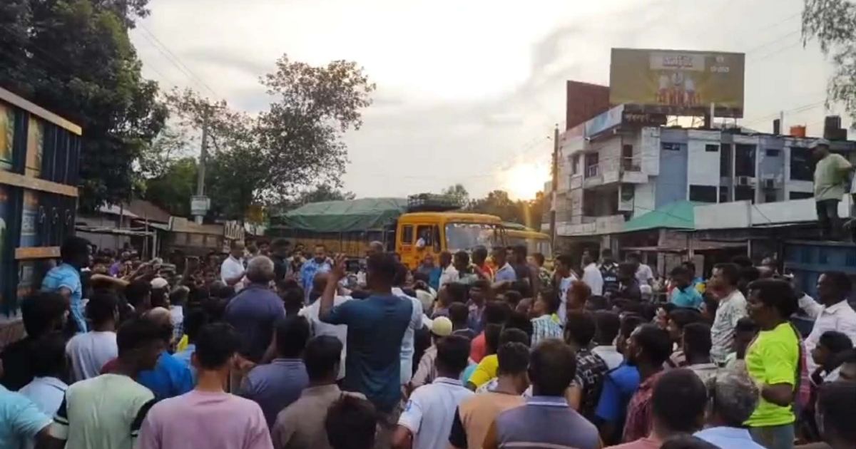 শ্রমিক অসন্তোষে পঞ্চগড়-তেঁতুলিয়া মহাসড়কে ৪ ঘণ্টা দুর্ভোগ