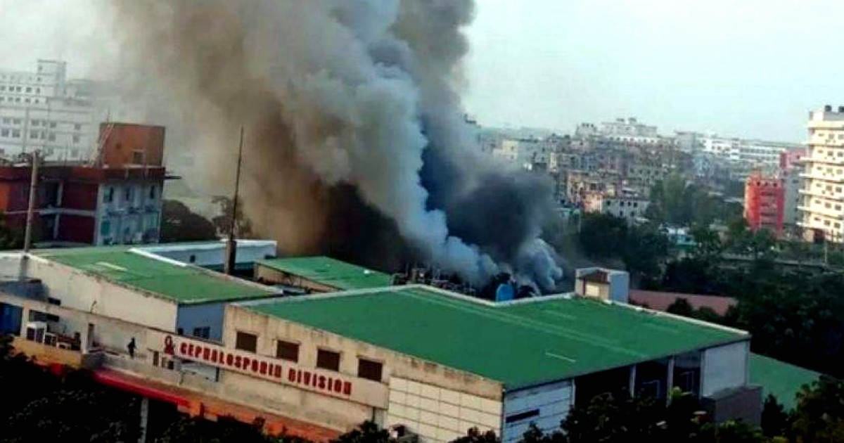 গাজীপুরে ইবনে সিনা ওষুধ কারখানায় ভয়াবহ আগুন, নিয়ন্ত্রণে ৬ ইউনিট