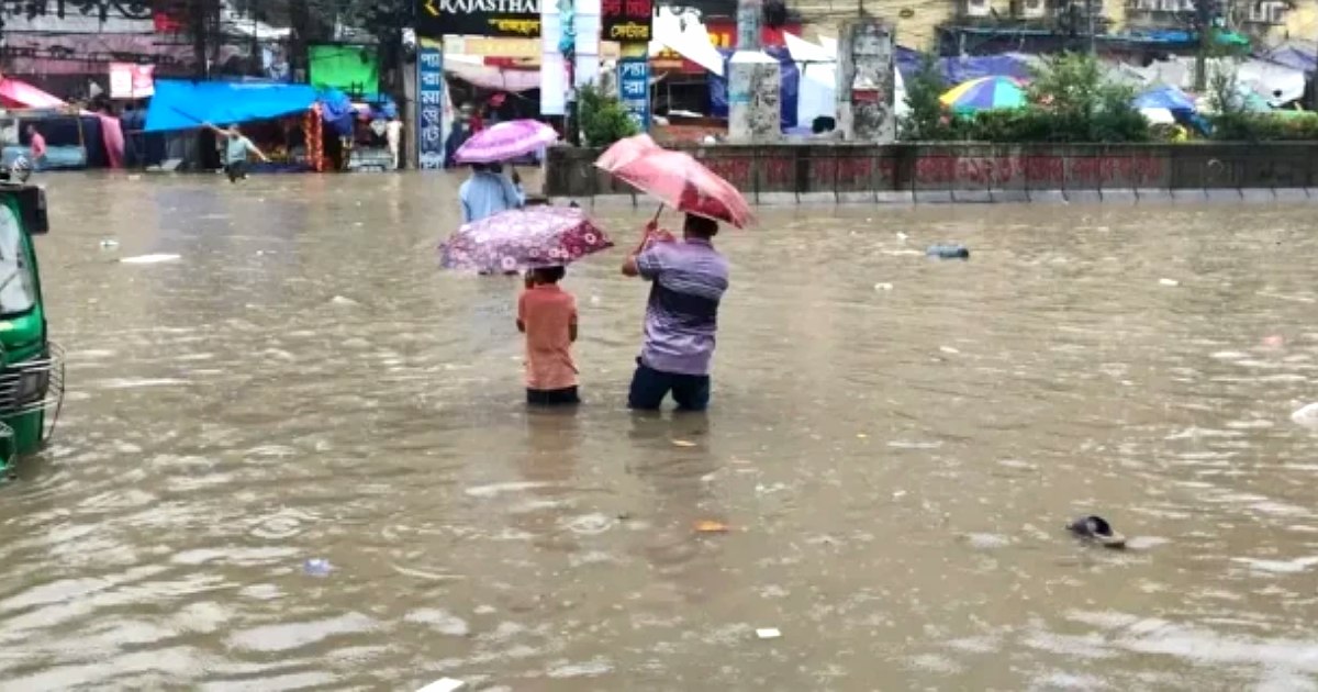 ভারী বৃষ্টিতে ডুবল ঢাকা চরম দুর্ভোগে নগরবাসী