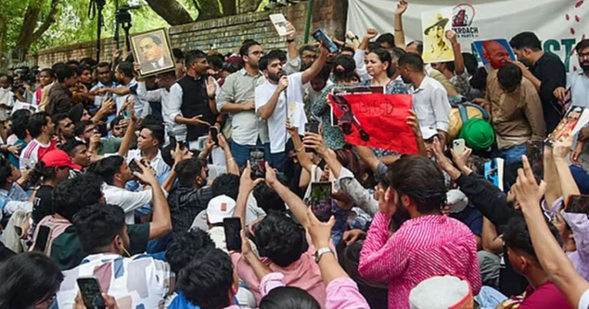 ককরোচ পার্টির বিক্ষোভ শিক্ষা সচিবকে অপসারণ করল ভারত