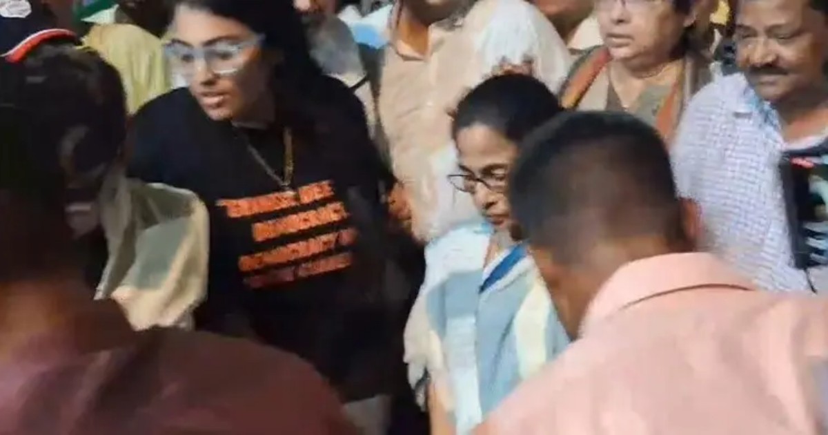 মমতা ব্যানার্জীকে ছুরিকাঘাতের চেষ্টা, কালীঘাটে পূজা উদ্বোধনে চরম নিরাপত্তা বিভ্রাট