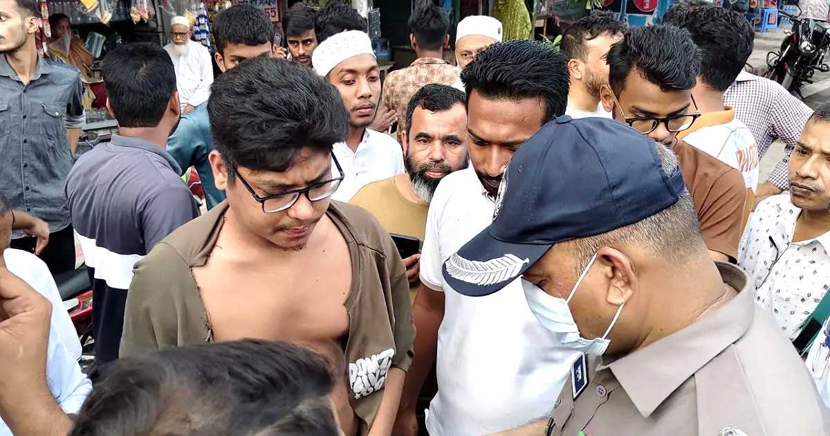 বাংলা কলেজে ছাত্রলীগ সন্দেহে শিক্ষার্থীকে পুলিশে সোপর্দ