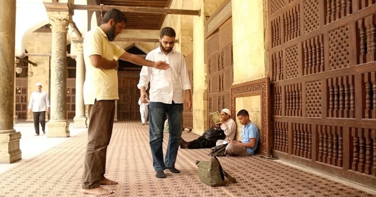নামাজির সামনে দিয়ে গেলে ৪০ দিনের ইবাদত কি নষ্ট হয়