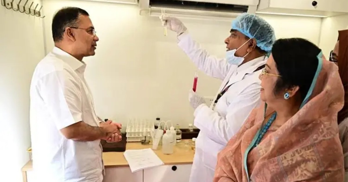 নিরাপদ খাদ্য পরীক্ষার ভ্রাম্যমাণ ল্যাব ঘুরে দেখলেন প্রধানমন্ত্রী