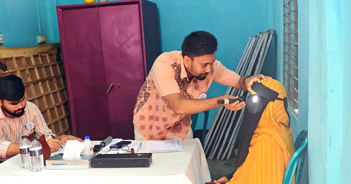 দিনাজপুরে বিনামূল্যে চক্ষু শিবিরে দুই শতাধিক মানুষের চোখের পরীক্ষা