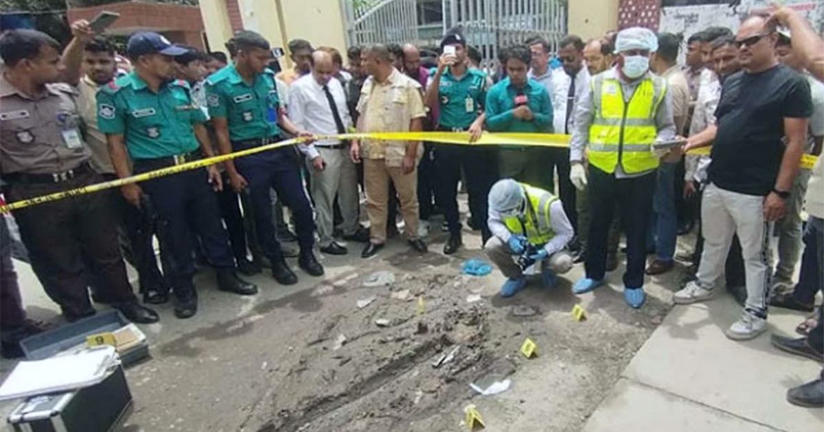 বরিশালে জেলা ও দায়রা জজ আদালতের সামনে বোমা বিস্ফোরণ