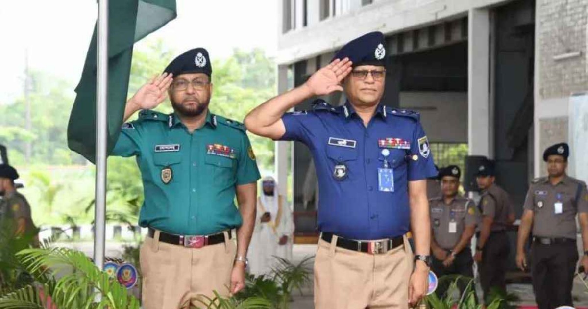 নতুন পোশাকে দায়িত্ব পালন করছেন পুলিশ সদস্যরা
