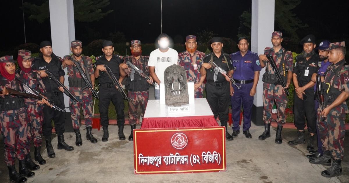 দিনাজপুরে ৩২ লক্ষ টাকার কষ্টিপাথরের বিষ্ণু মূর্তি উদ্ধার, আটক ১