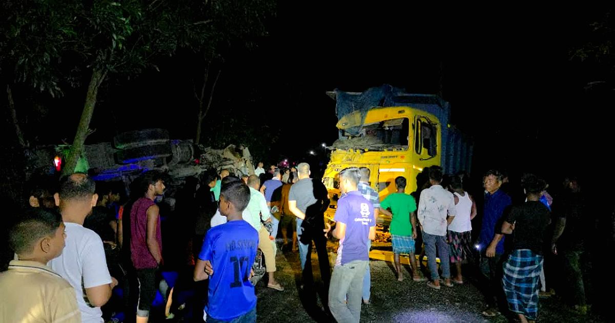 বীরগঞ্জে দুই ট্রাকের মুখোমুখি সংঘর্ষে আহত ৪ জন