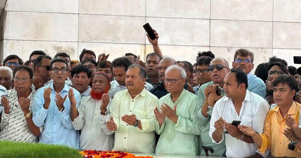 জিয়া ও খালেদা জিয়ার সমাধিতে রাজনৈতিক উপদেষ্টার শ্রদ্ধা