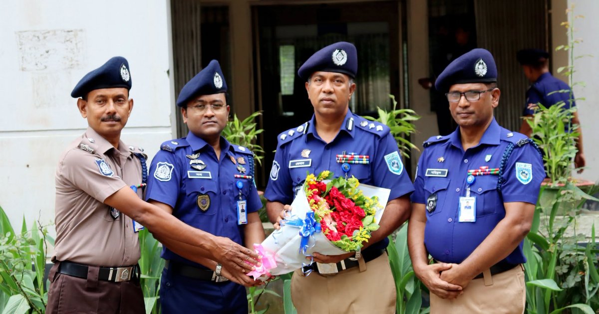 ফুলবাড়ী থানা পরিদর্শন করে সেবার মান বাড়ানোর নির্দেশ পুলিশ সুপারের