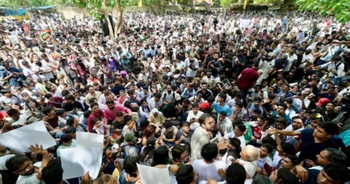 ককরোচ জনতা পার্টি‍‍`র ডাকে উত্তাল দিল্লি, পার্লামেন্ট অভিমুখে হাজারো শিক্ষার্থী