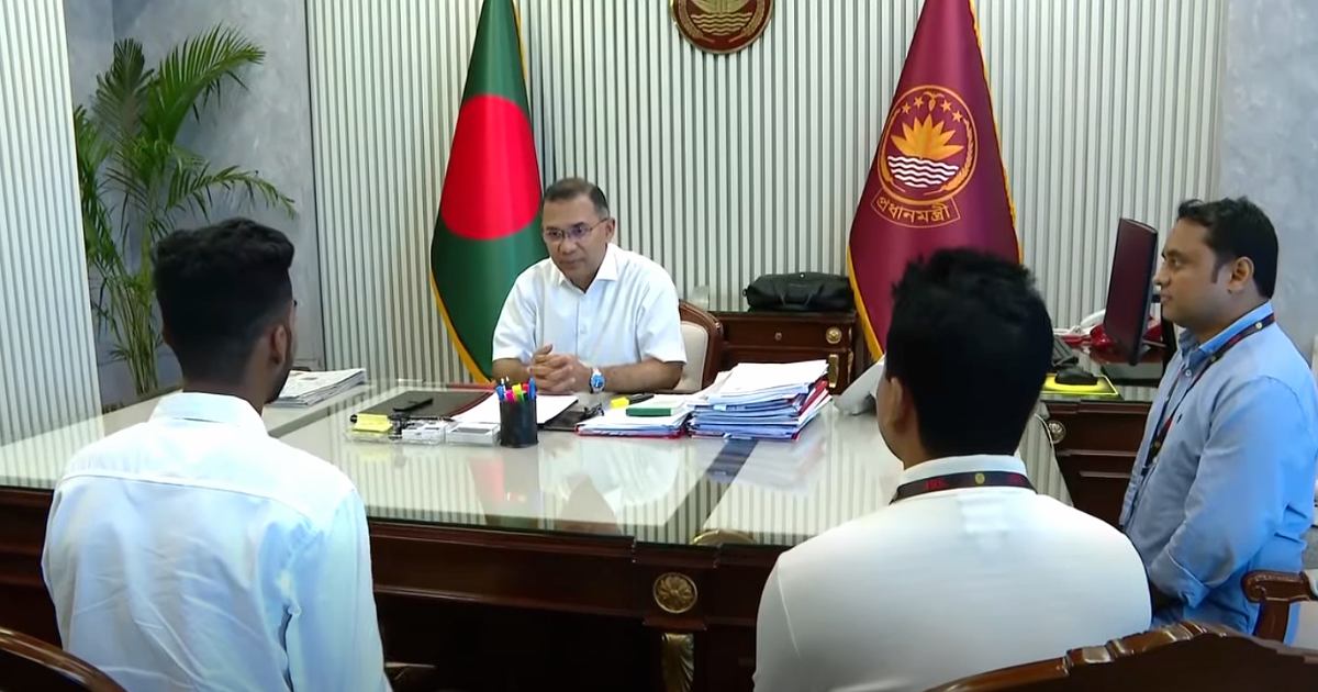 রক্তে ভেজা পতাকা নিয়ে প্রধানমন্ত্রীর সঙ্গে সাক্ষাৎ করলেন জুলাই যোদ্ধা আজিজুর