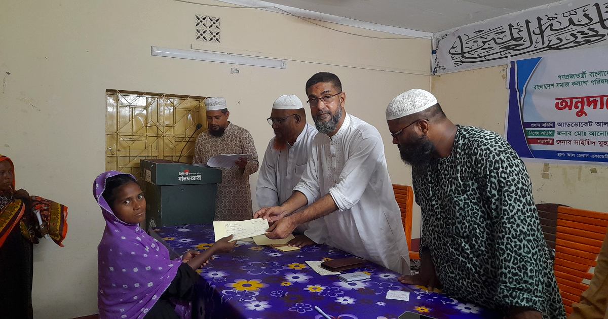 নীলফামারীতে দুঃস্থদের মাঝে সমাজকল্যাণ মন্ত্রণালয়ের অনুদান বিতরণ