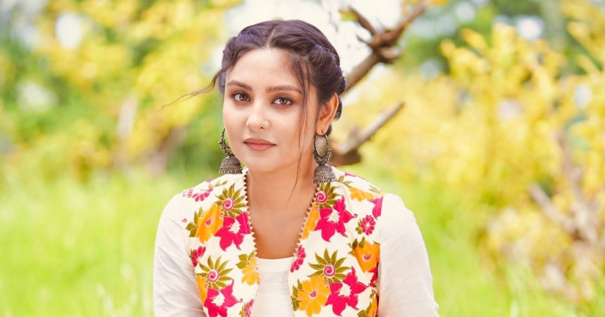 ফেসবুকে ‘এনগেজড’ স্ট্যাটাস নিয়ে মুখ খুললেন নাজনীন নীহা