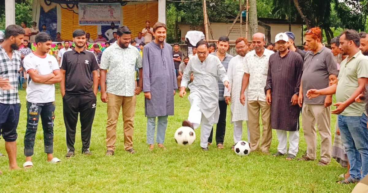 বীরগঞ্জে কবিরাজহাট ফুটবল টুর্নামেন্টের শুভ উদ্বোধন
