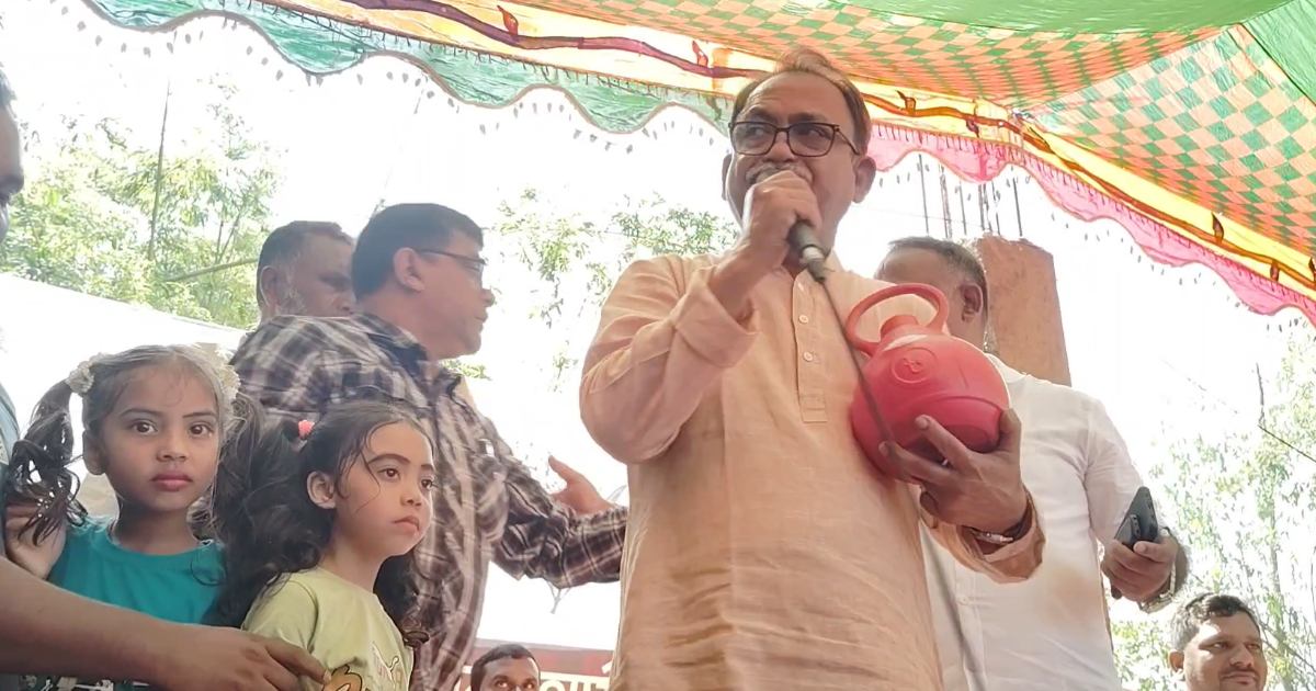 মির্জা ফয়সল আমিনের নির্বাচনী প্রচারে সঞ্চিত অর্থ দান করল দুই শিশু