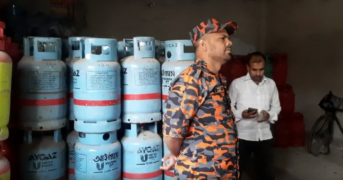 হিলি বাজারে গ্যাসের মূল্য তালিকা না থাকায় ২ প্রতিষ্ঠানে জরিমানা