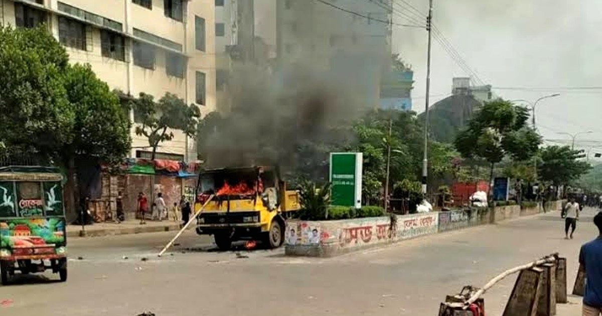 মিরপুরে হকার উচ্ছেদে সংঘর্ষ ৩ গাড়িতে আগুন