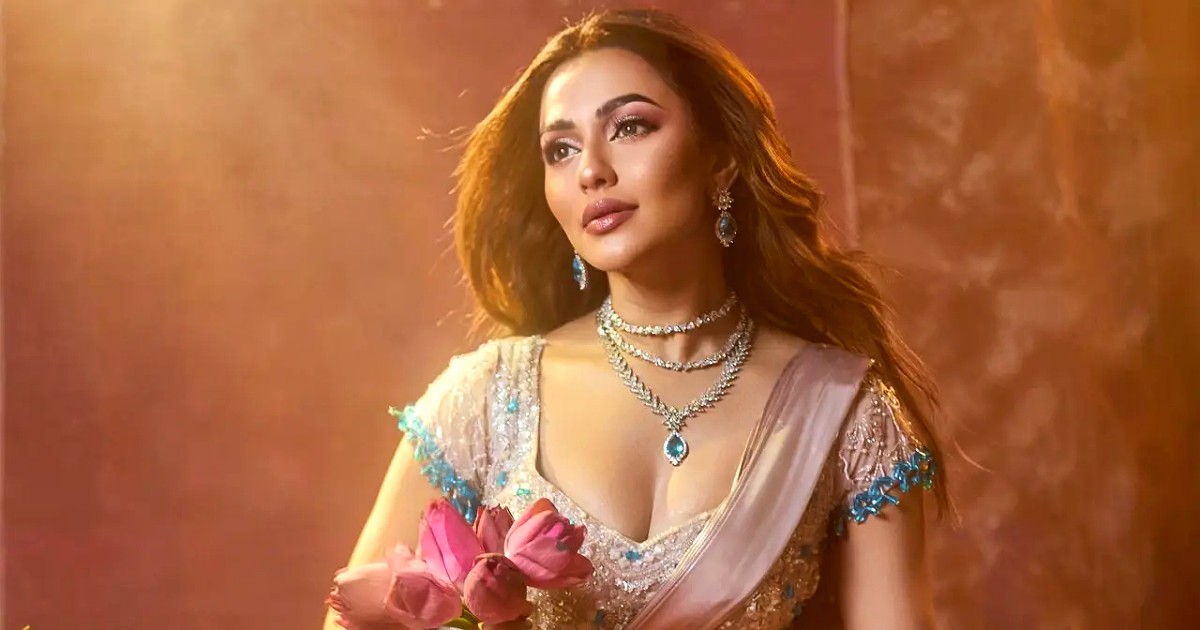 মেকআপহীন চেহারায় আলোচনায় নুসরাত ফারিয়া